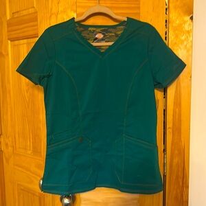 Dickies women’s scrub top, size Small, hunter green